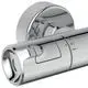 Brausethermostat von Ideal Standard, glänzende Oberfläche, Drehregler zur Temperatureinstellung, montiert an Wand, Teil einer Duscharmatur.